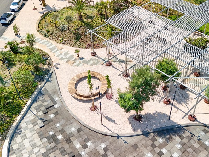 Parco urbano con pergola e alberature, vista aerea