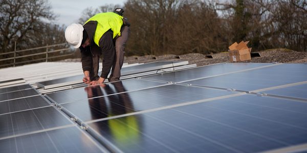Installazione di pannelli fotovoltaici sul tetto di un fabbricato agricolo