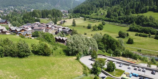 Prati e villaggio di Temù dall'alto