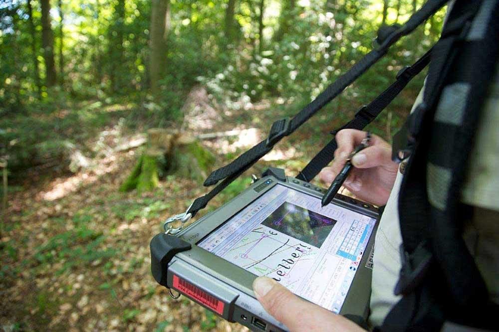 Rilievo sul campo con tablet rugged e dati GIS
